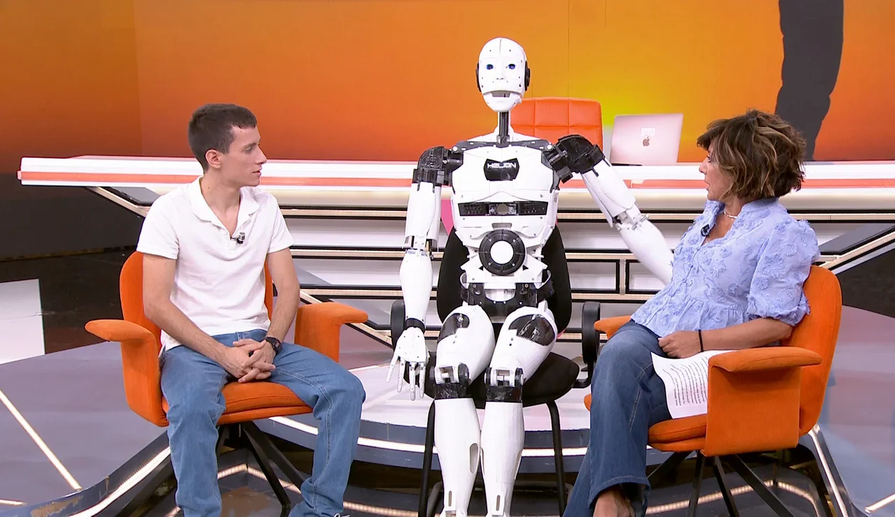 Sergio Rojas, el joven de 16 años que ha construido un robot humanoide: "No va a ser un amigo, pero sí un acompañante"