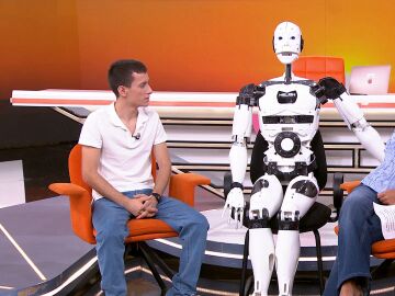 Sergio Rojas, el joven de 16 a&ntilde;os que ha construido un robot humanoide: "No va a ser un amigo, pero s&iacute; un acompa&ntilde;ante"