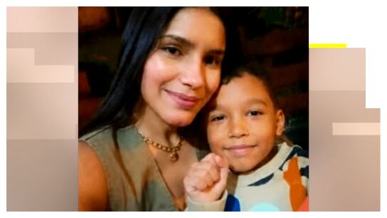 Fabio, el ni&ntilde;o rescatado, junto a su Madre