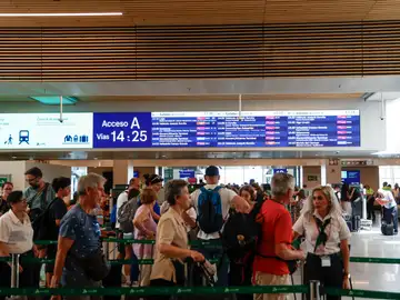 Imagen de viajeros en la estación de Chamartín Imagen de viajeros en la estación de Chamartín