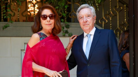 Lola Carretero e Iñaki Gabilondo en la boda de su nieta