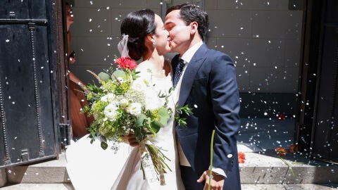 María Gabilondo besa a su pareja en su boda