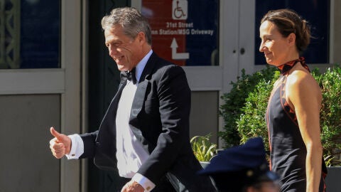 Hugh Grant y su mujer, invitados a la boda de Taylor Swift y Travis Kelce