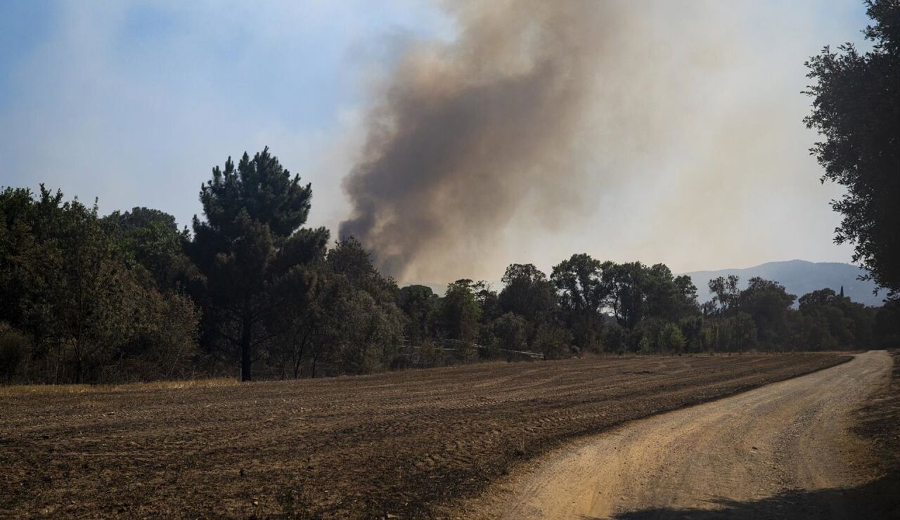 El incendio de la Bisbal (Girona) sigue estabilizado pero los Bombers prev&eacute;n un d&iacute;a "complicado"