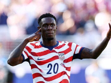 Folarin Balogun protestando por la tarjeta roja