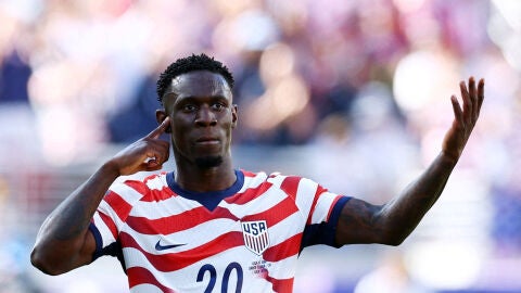 Folarin Balogun protestando por la tarjeta roja