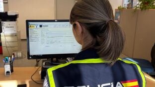 (Foto de ARCHIVO) Una agente de Polic&iacute;a Nacional REMITIDA / HANDOUT por POLIC&Iacute;A NACIONAL Fotograf&iacute;a remitida a medios de comunicaci&oacute;n exclusivamente para ilustrar la noticia a la que hace referencia la imagen, y citando la procedencia de la imagen en la firma 16/03/2026