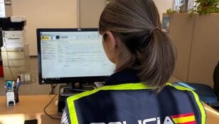 Una agente de Polic&iacute;a Nacional