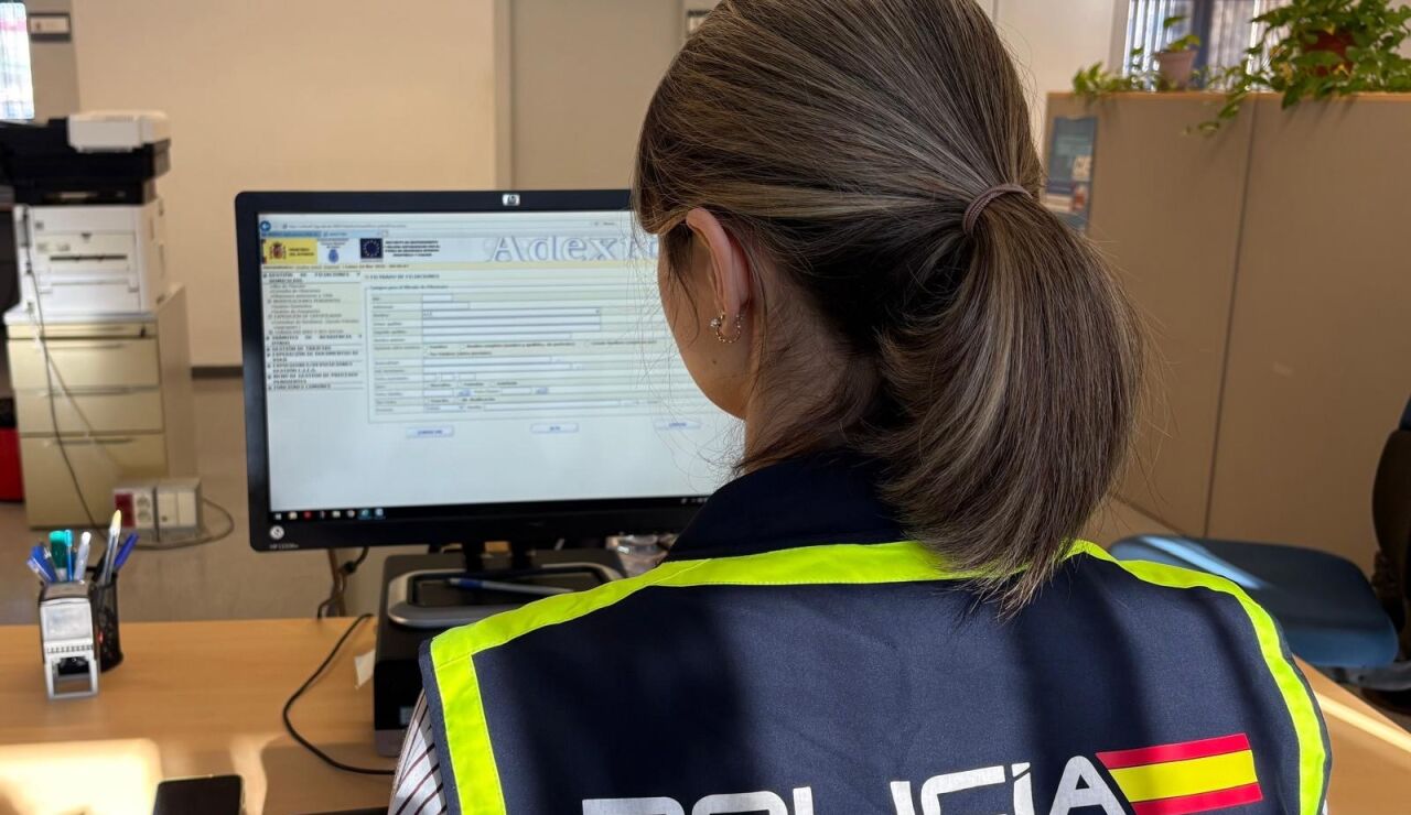 Una agente de Polic&iacute;a Nacional