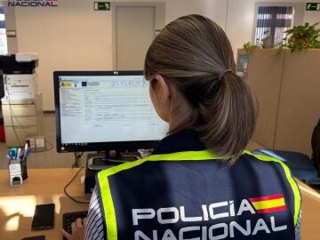 (Foto de ARCHIVO) Una agente de Polic&iacute;a Nacional REMITIDA / HANDOUT por POLIC&Iacute;A NACIONAL Fotograf&iacute;a remitida a medios de comunicaci&oacute;n exclusivamente para ilustrar la noticia a la que hace referencia la imagen, y citando la procedencia de la imagen en la firma 16/03/2026