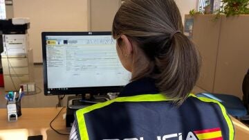 Una agente de Polic&iacute;a Nacional