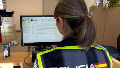 (Foto de ARCHIVO) Una agente de Polic&iacute;a Nacional REMITIDA / HANDOUT por POLIC&Iacute;A NACIONAL Fotograf&iacute;a remitida a medios de comunicaci&oacute;n exclusivamente para ilustrar la noticia a la que hace referencia la imagen, y citando la procedencia de la imagen en la firma 16/03/2026