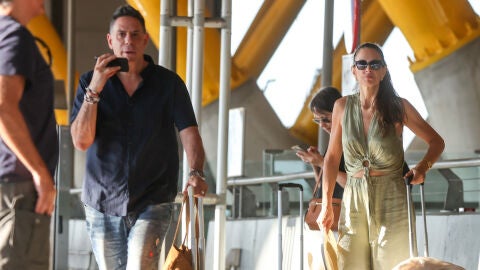 Claudio Bruno y Nuria Fergó en el aeropuerto