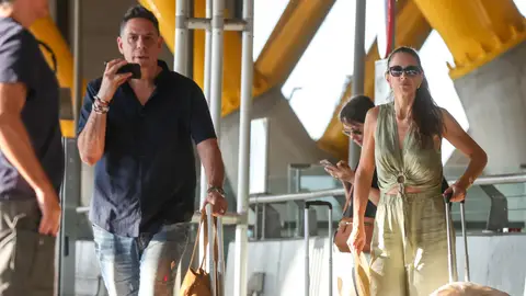 Claudio Bruno y Nuria Fergó en el aeropuerto Claudio Bruno y Nuria Fergó en el aeropuerto