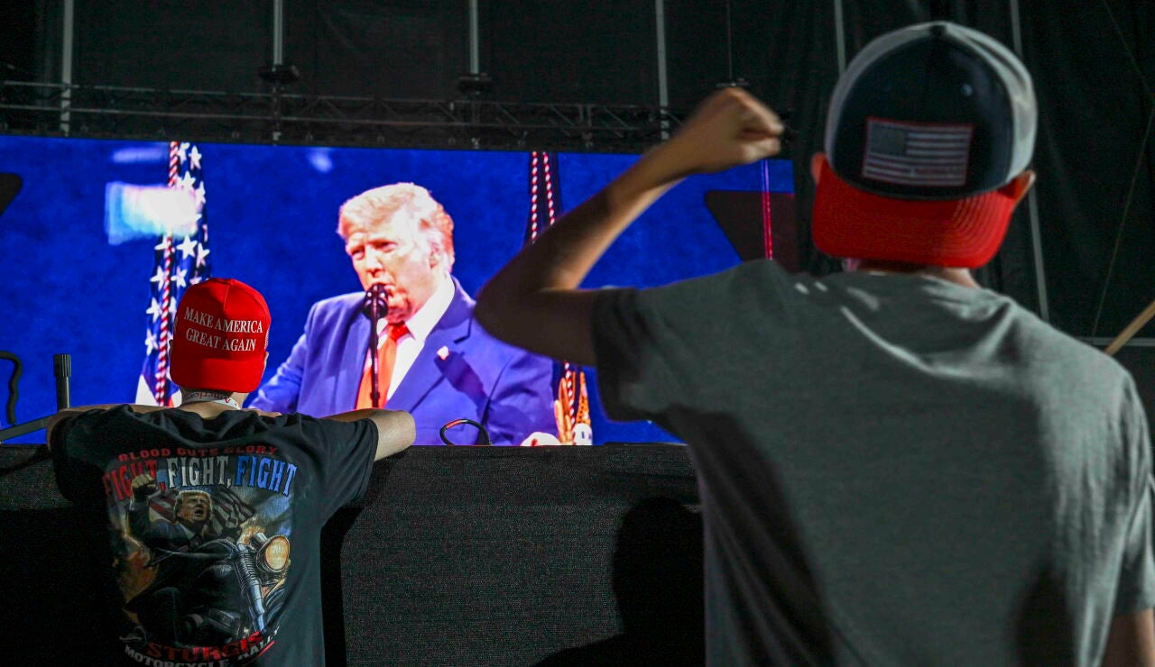 Espectadores observan el discurso del presidente de Estados Unidos, Donald Trump, antes del espect&aacute;culo de fuegos artificiales con motivo del D&iacute;a de la Independencia en la Explanada Nacional de Washington D. C., Estados Unidos, el 4 de julio de 2026.