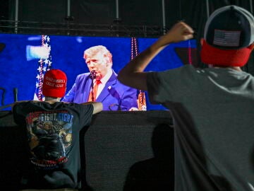 Espectadores observan el discurso del presidente de Estados Unidos, Donald Trump, antes del espect&aacute;culo de fuegos artificiales con motivo del D&iacute;a de la Independencia en la Explanada Nacional de Washington D. C., Estados Unidos, el 4 de julio de 2026.