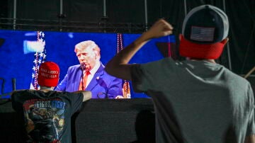 Espectadores observan el discurso del presidente de Estados Unidos, Donald Trump, antes del espect&aacute;culo de fuegos artificiales con motivo del D&iacute;a de la Independencia en la Explanada Nacional de Washington D. C., Estados Unidos, el 4 de julio de 2026.