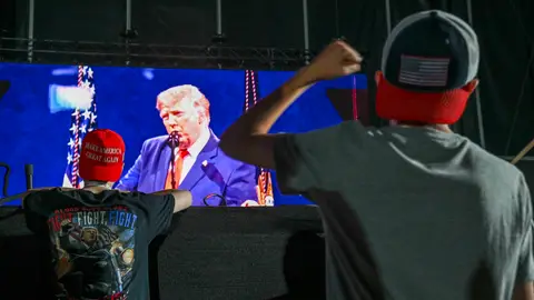 Espectadores observan el discurso del presidente de Estados Unidos, Donald Trump, antes del espectáculo de fuegos artificiales con motivo del Día de la Independencia en la Explanada Nacional de Washington D. C., Estados Unidos, el 4 de julio de 2026. Espectadores observan el discurso del presidente de Estados Unidos, Donald Trump, antes del espectáculo de fuegos artificiales con motivo del Día de la Independencia en la Explanada Nacional de Washington D. C., Estados Unidos, el 4 de julio de 2026.
