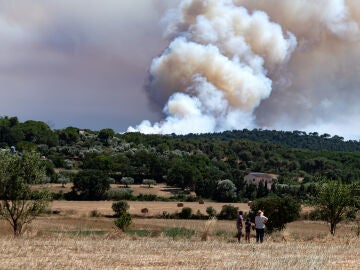 Varias personas observan el humo del incendio, en La Bisbal d'Empord&agrave;, Girona, Catalunya (Espa&ntilde;a). Protecci&oacute; Civil ha enviado una alerta de forma preventiva por la evoluci&oacute;n del fuego, as&iacute; como la presencia de humo y para evitar la movilidad en la zona cercana a la tarea de los operativos. 03 JULIO 2026 Gl&ograve;ria S&aacute;nchez / Europa Press 03/07/2026