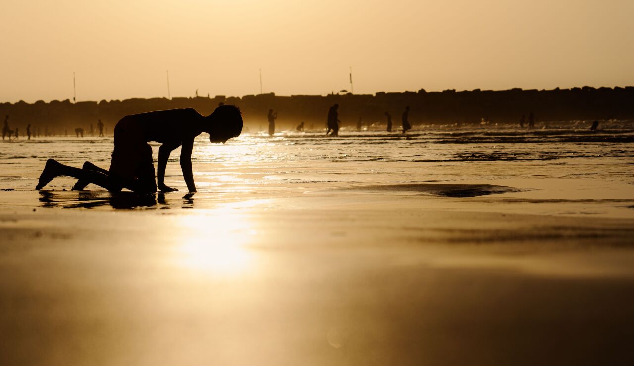 Imagen de un ni&ntilde;o en la playa 
