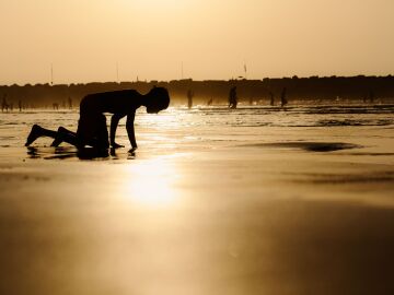 Imagen de un ni&ntilde;o en la playa 