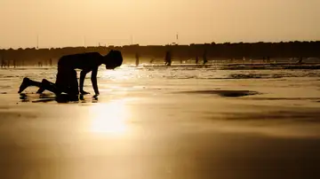 Imagen de un niño en la playa Imagen de un niño en la playa