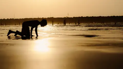 Imagen de un niño en la playa Imagen de un niño en la playa