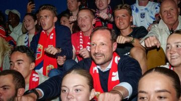 Haakon junto a aficionados de la selección noruega.