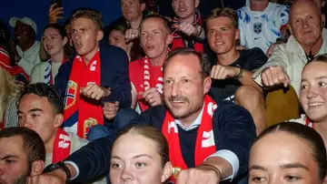 Haakon junto a aficionados de la selección noruega. Haakon junto a aficionados de la selección noruega.