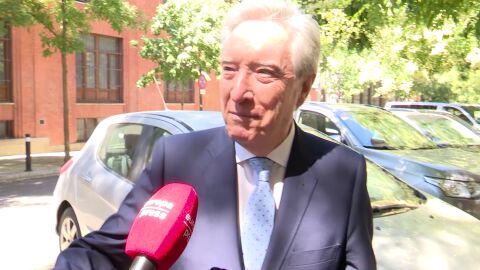 Iñaki Gabilondo llega a la boda de su nieta
