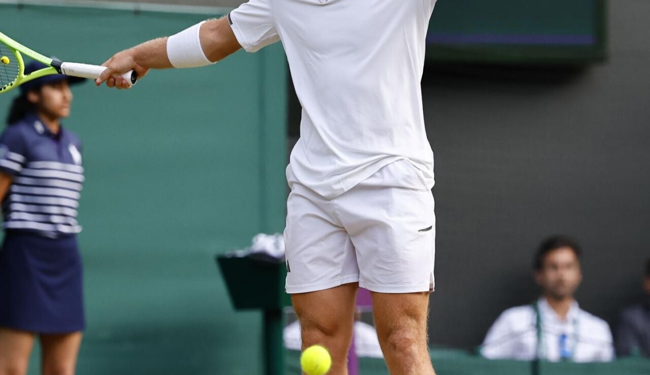 Davidovich gesticula durante el partido en Wimbledon