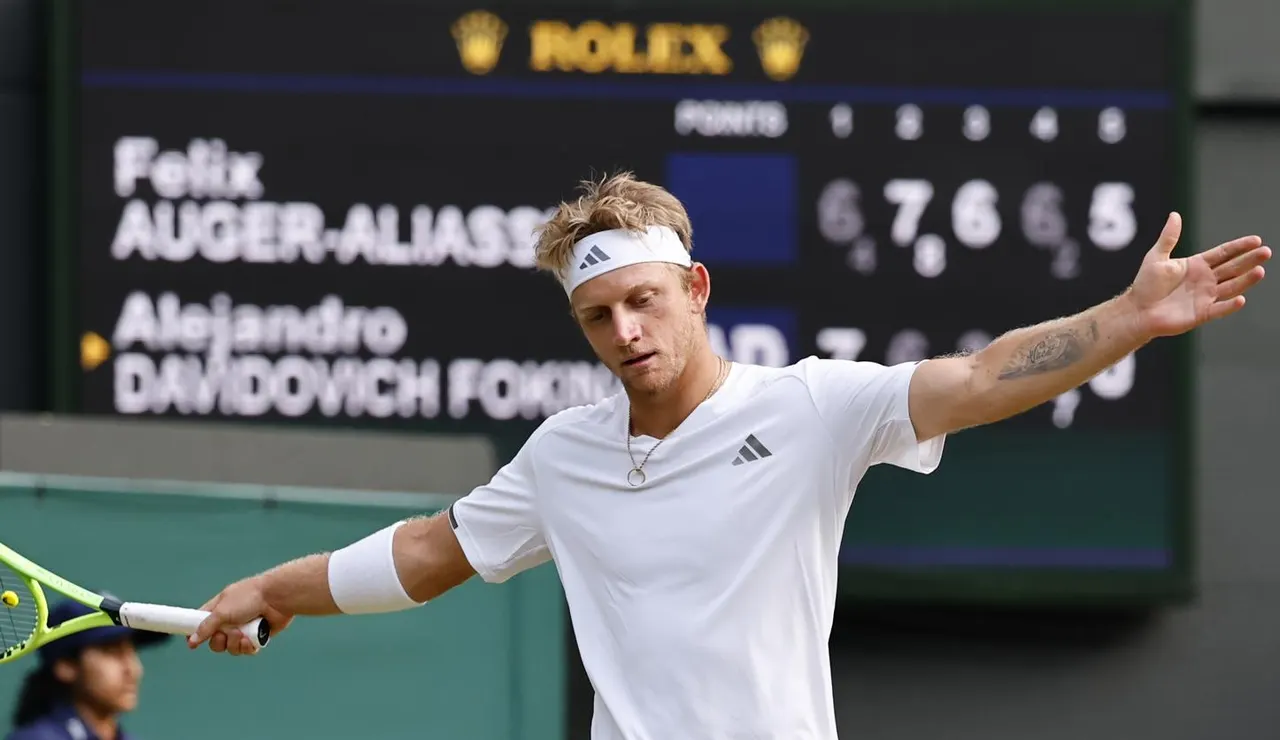 Davidovich gesticula durante el partido en Wimbledon