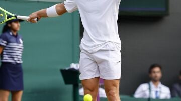 Davidovich gesticula durante el partido en Wimbledon