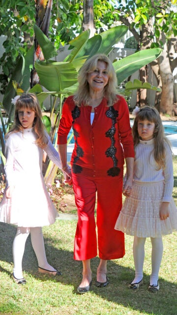 Tita Cervera y sus hijas