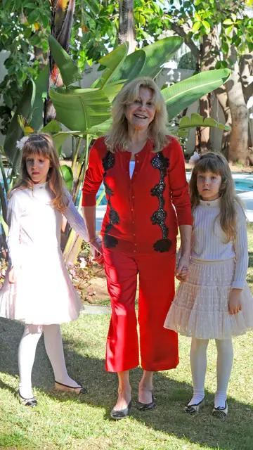 Tita Cervera y sus hijas Tita Cervera y sus hijas