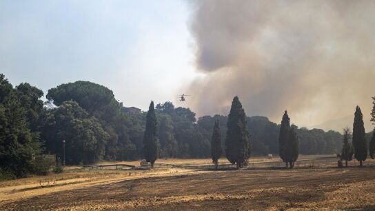 Los Bombers se muestran optimistas para controlar este lunes el incendio de la Bisbal (Girona)