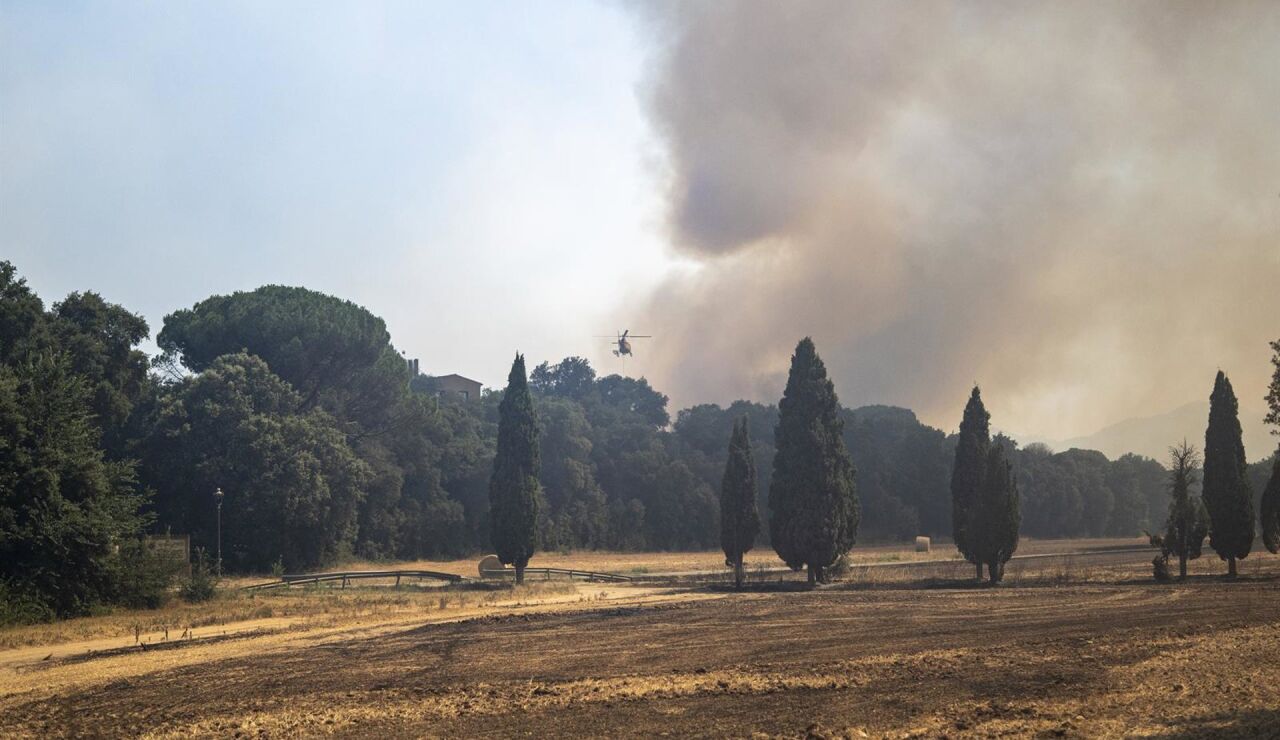 Los Bombers se muestran optimistas para controlar este lunes el incendio de la Bisbal (Girona)