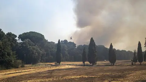Los Bombers se muestran optimistas para controlar este lunes el incendio de la Bisbal (Girona) Los Bombers se muestran optimistas para controlar este lunes el incendio de la Bisbal (Girona)