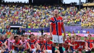 Erling Haaland celebra su doblete a Brasil ante la afici&oacute;n noruega