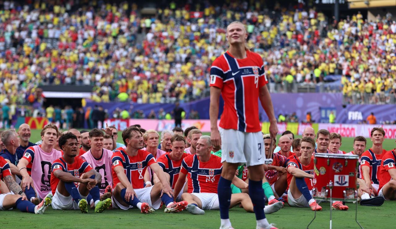 Erling Haaland celebra su doblete a Brasil ante la afici&oacute;n noruega