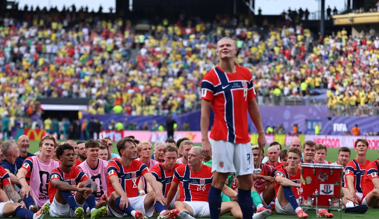 Erling Haaland celebra su doblete a Brasil ante la afición noruega