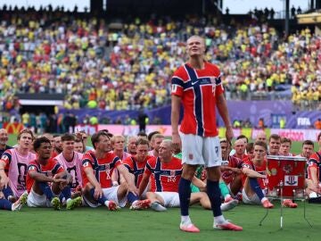 Erling Haaland celebra su doblete a Brasil ante la afici&oacute;n noruega