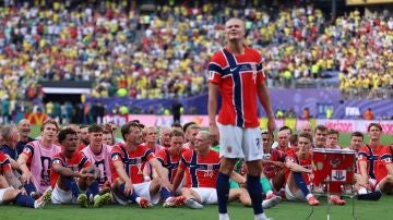Erling Haaland celebra su doblete a Brasil ante la afici&oacute;n noruega