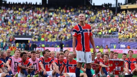 Erling Haaland celebra su doblete a Brasil ante la afici&oacute;n noruega