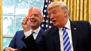 Donald Trump bromea con Infantino en la Casa Blanca