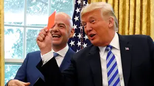 Donald Trump bromea con Infantino en la Casa Blanca Donald Trump bromea con Infantino en la Casa Blanca