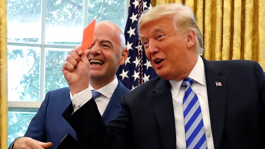 Donald Trump bromea con Infantino en la Casa Blanca Donald Trump bromea con Infantino en la Casa Blanca