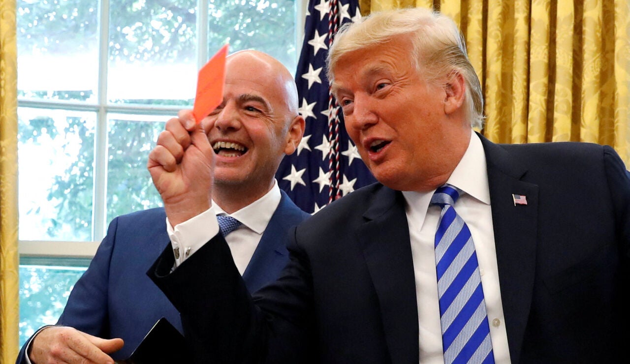 Donald Trump bromea con Infantino en la Casa Blanca
