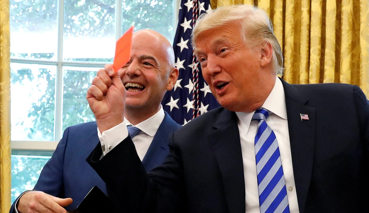 Donald Trump bromea con Infantino en la Casa Blanca