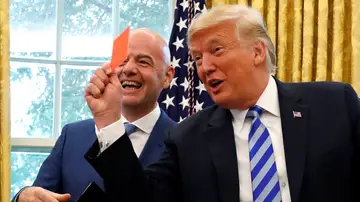 Donald Trump bromea con Infantino en la Casa Blanca Donald Trump bromea con Infantino en la Casa Blanca